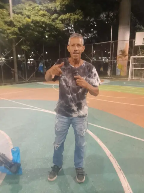 Jaime Ramirez narrando en una cancha sintética iluminada de noche