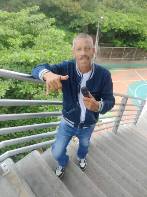 Jaime Ramirez en las escaleras sobre una cancha comunitaria